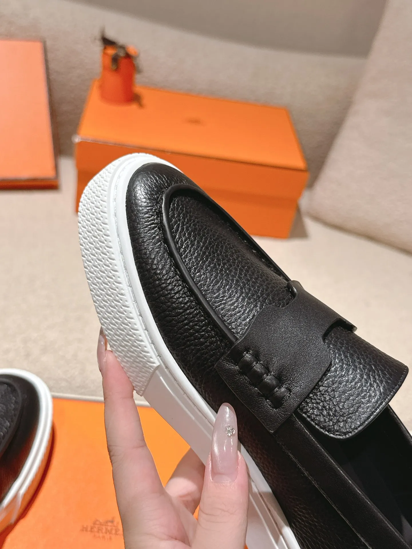 Men's men's shoes P620! Hermes# Thick Sole Couple Loafers These lace-up free sneakers in calfskin and washed denim feature signature "H" details. The design is simple and smooth, creating a fashionable urban look. It is comfortable and versatile. H family classics are not outdated, and the delivery counter is beautifully packaged🛍📦 Fabric: Original customized washed denim/first-layer cowhide Lining: Imported soft sheepskin Sole: Original open-molded anti-slip TPU material Size: 35-45